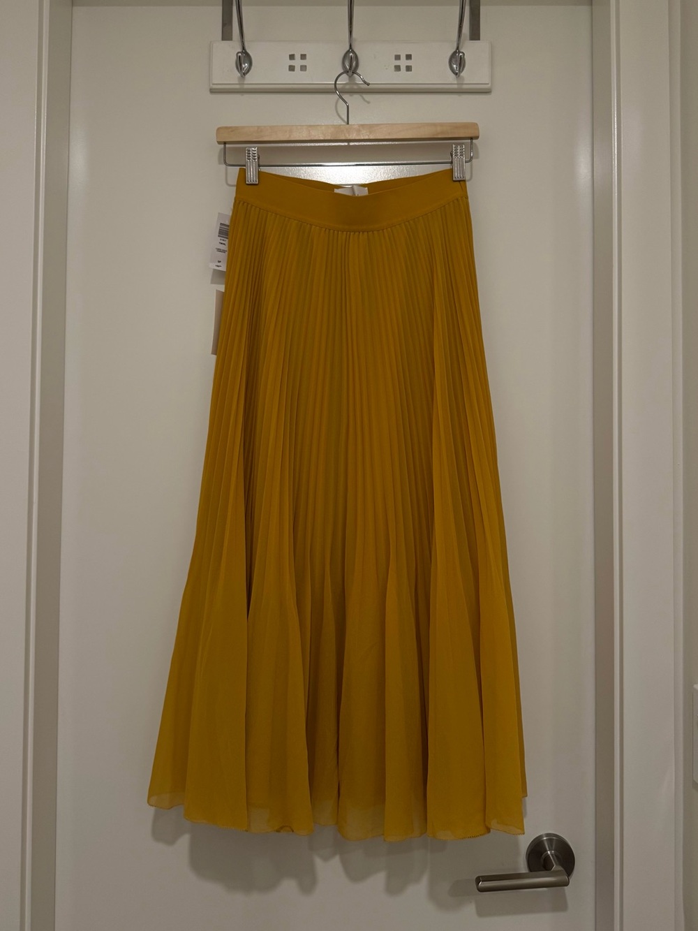 NWT Aritzia Wilfred Twirl Skirt Mustard Yellow Gold Pleated Midi S